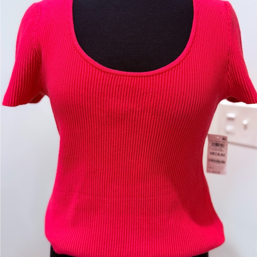 NWT. Bar III Vibrant dark pink Ribbed Short Sleeve Top